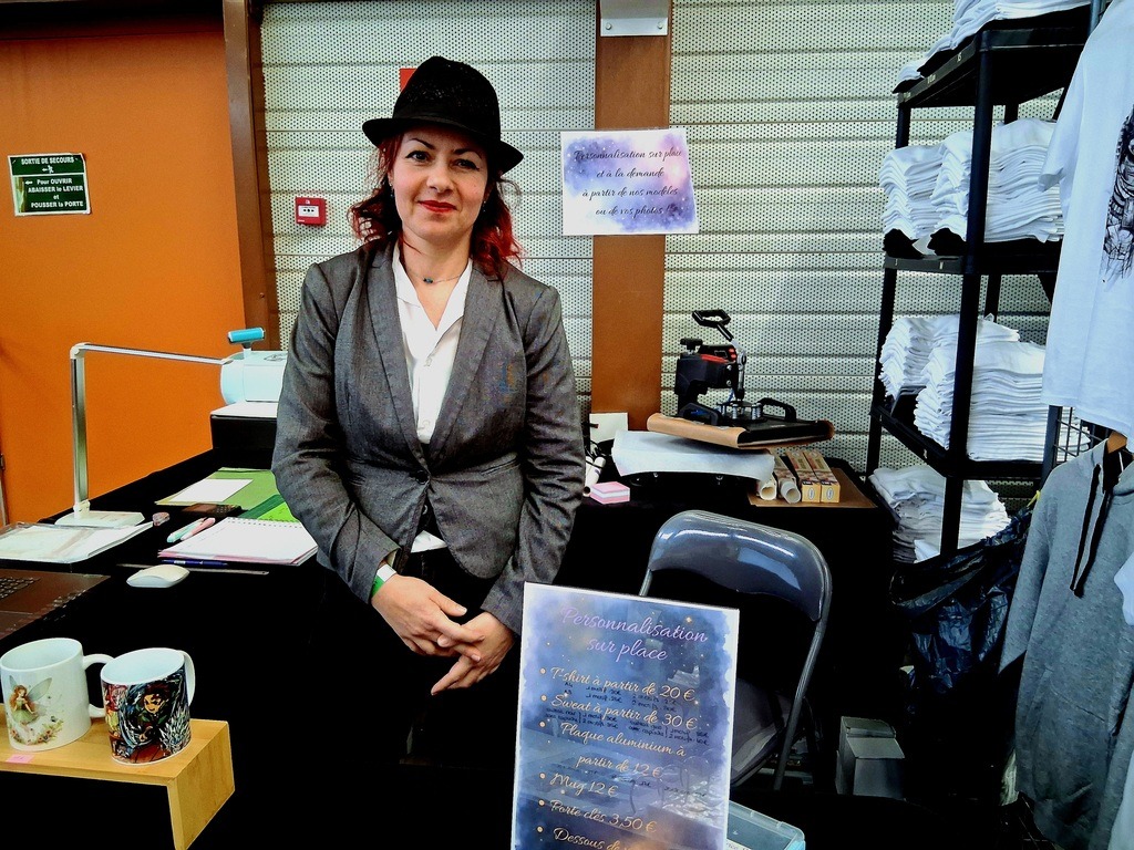 Le stand de Tom Evans création avec plein de tee shirt 