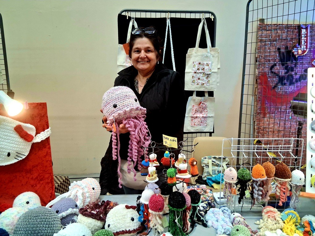 Wakame et tricottine avec un poulpe en laine dans les mains 