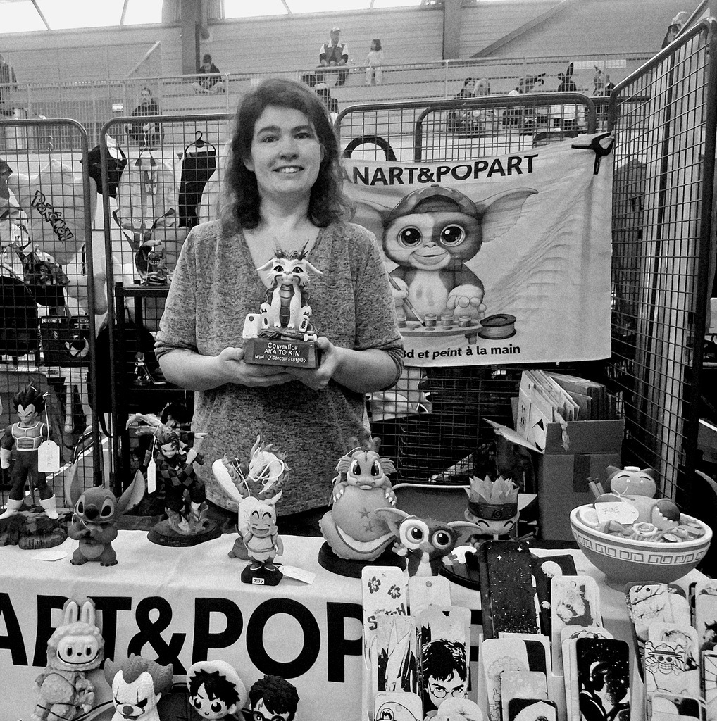 La créatrice tient le trophée de l'aka to kin entre ses mains.