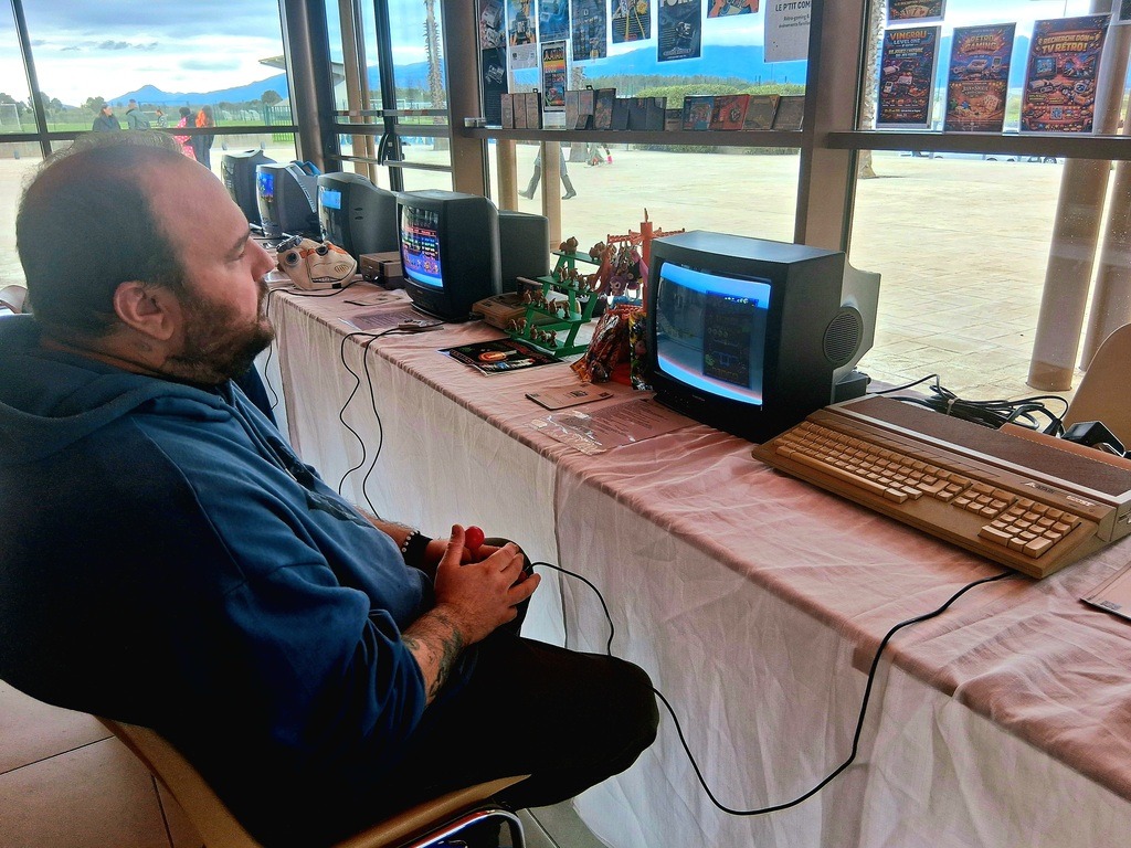 un des membres du p'tit comité en train de jouer à sa console