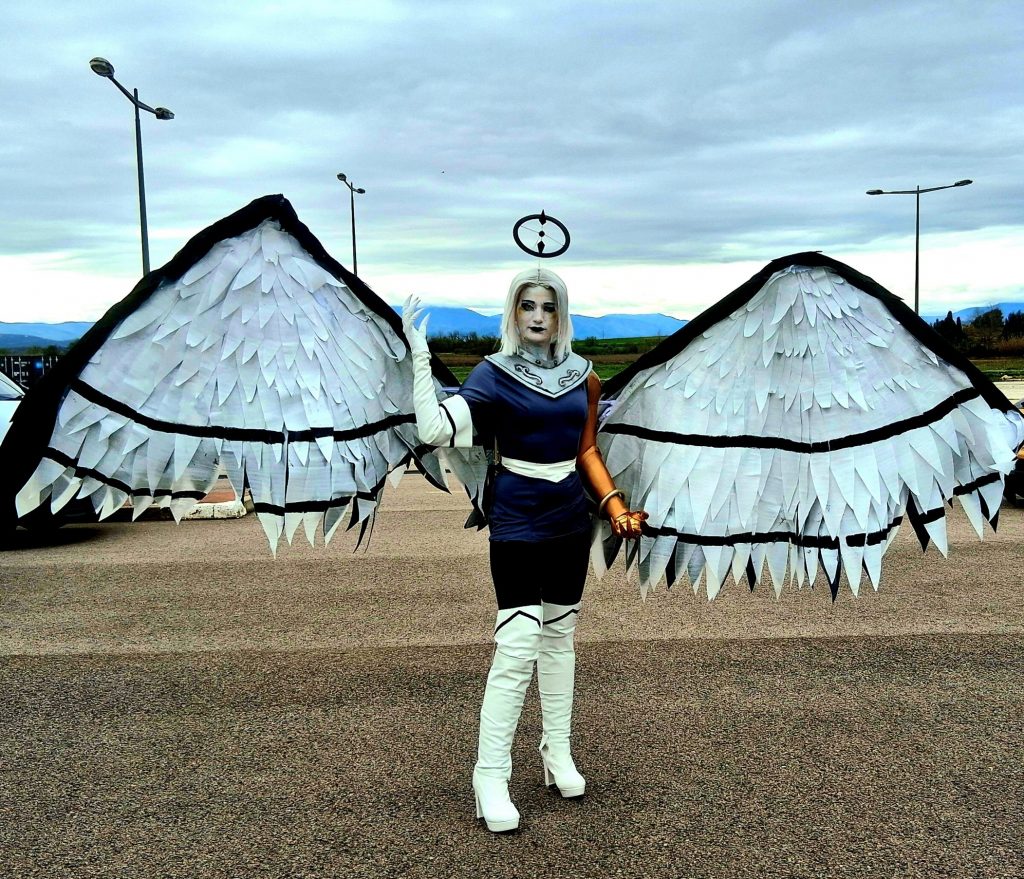 Elle a cosplay d'ange magnifique avec deux longues ailes (mais comment sont-elles entrées dans sa voiture ? mystère)