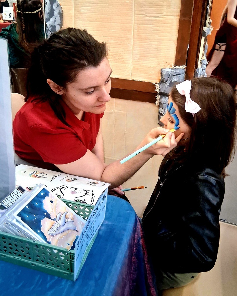 Lily maquille ma fille avec son pinceau.