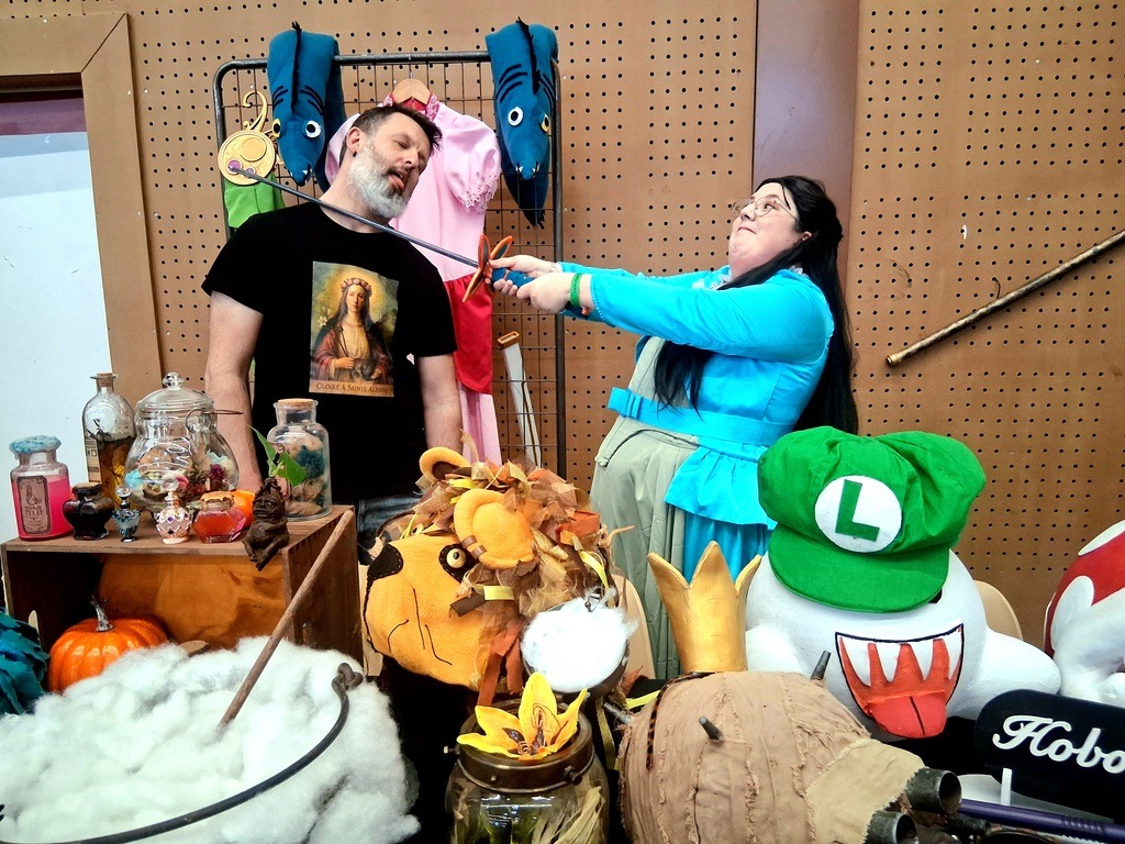 Ils sont deux, et la jeune femme fait semblant de tuer Gaétan avec un sabre.