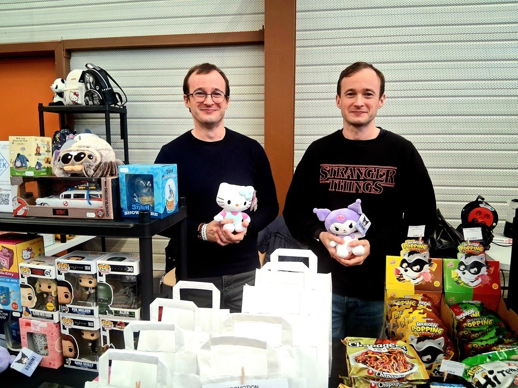 Les deux équipiers de Cinespace évènement avec des peluches d'hello kitty dans les mains 