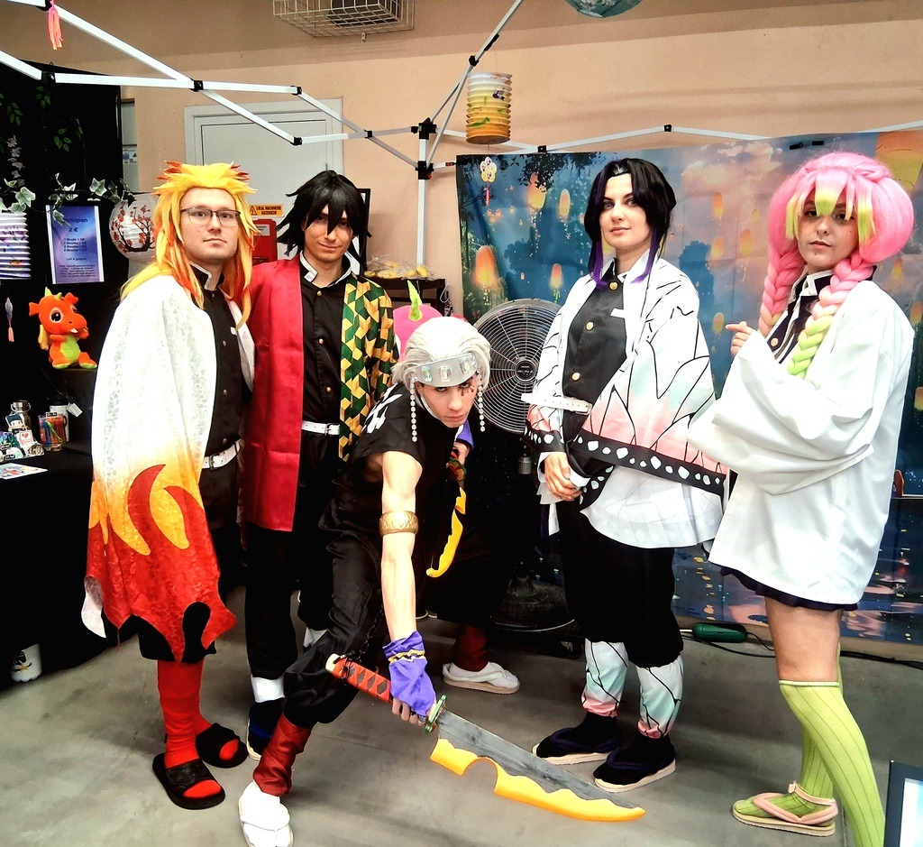 Les 5 membres de l'association cosplayland cosplayé en personnages de demon hunter