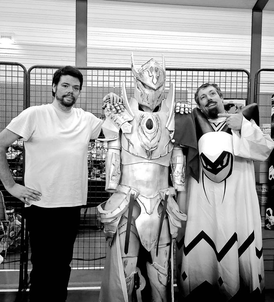 Pierre à côté de son armure