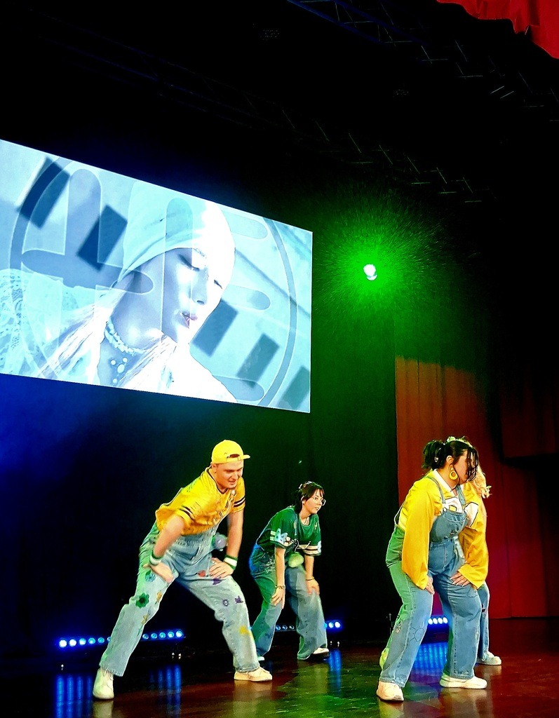 Hope Eternity dansant sur un groupe que je ne connais pas