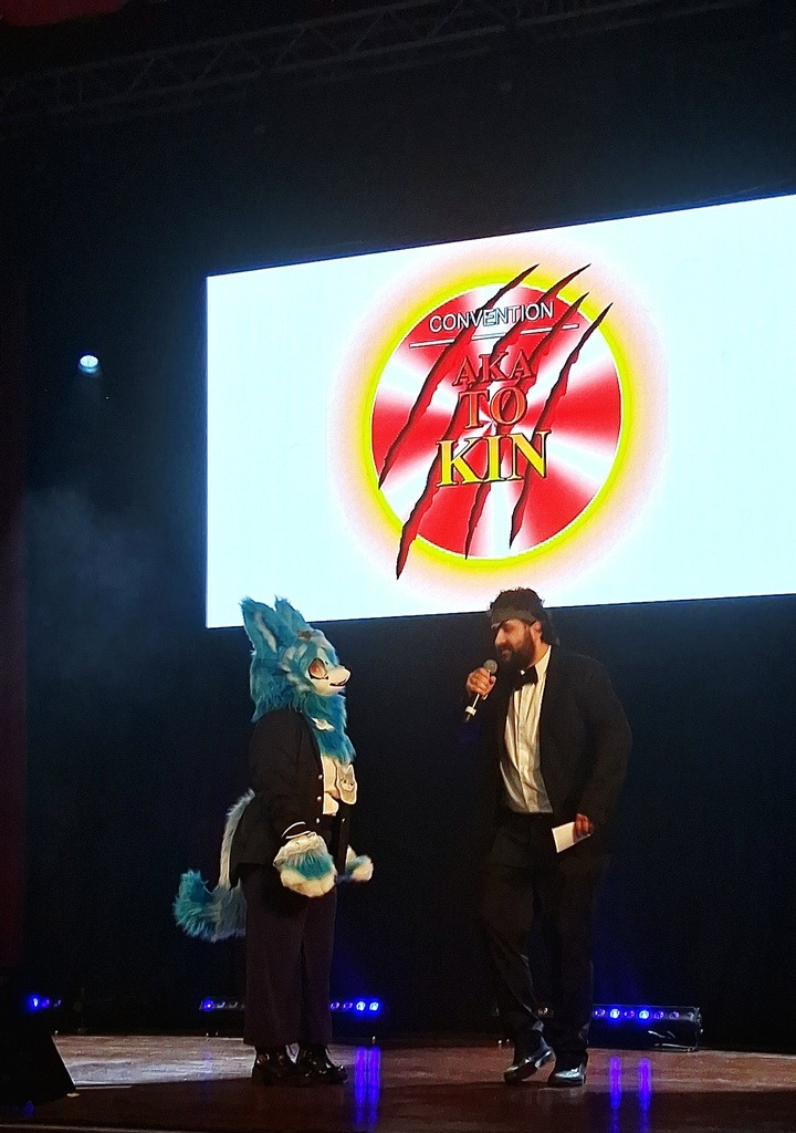 Une belle fury avec Neros qui lui pose une question 