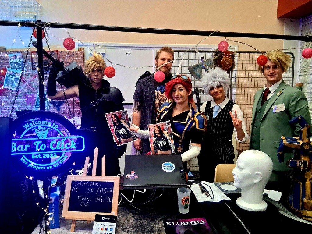 Les membres de l'association On To Click, stand de photocall, cosplayé mais je ne sais pas en quoi 