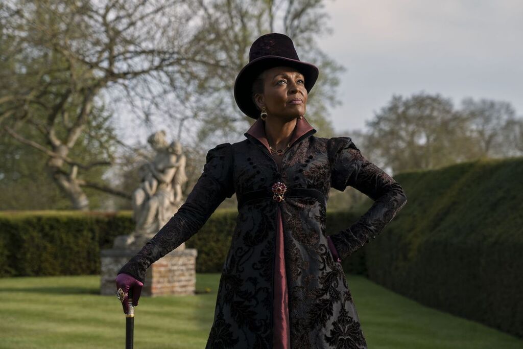 Lady Agatha Danbury, posant dans son jardin avec des airs aristocrates.