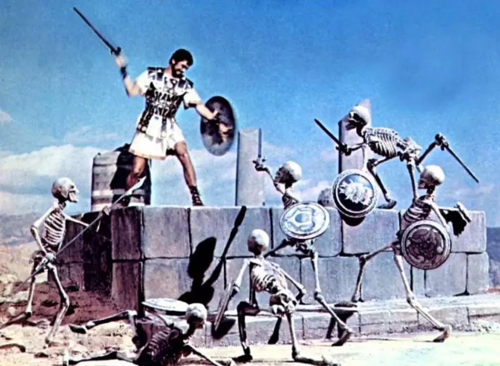 Photographie du film Jason et les Argonautes, montrant Jason en train de se battre avec des squelettes qui possèdent des armes et boucliers sur les ruines d'un temple