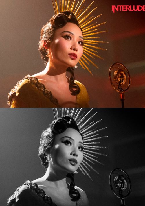 Comparaison entre couleur et noir et blanc. Une chanteuse s'apprête à entrer en scène. Des baguettes formant un soleil ornent ses cheveux.