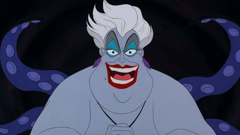 Ursula, la méchante Disney, reconnaissable à sa peau violette et ses tentacules noires, ses cheveux blanc, et son maquillage criard.