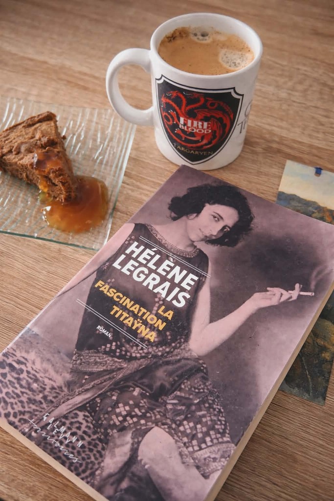 Photo présentant le livre d'Hélène Legrais la fascination de Tataÿna avec Elisabeth sauvy fumant une cigarette sur la couverture violette, autour : une tasse game of thrones et un gâteau