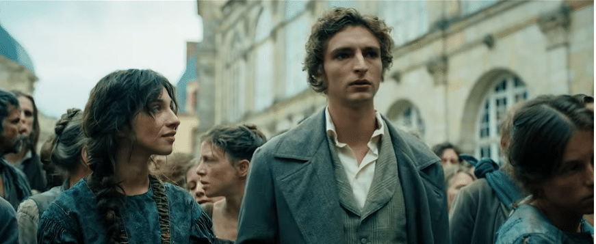 Eponine regarde Marius, qui regarde autre chose.