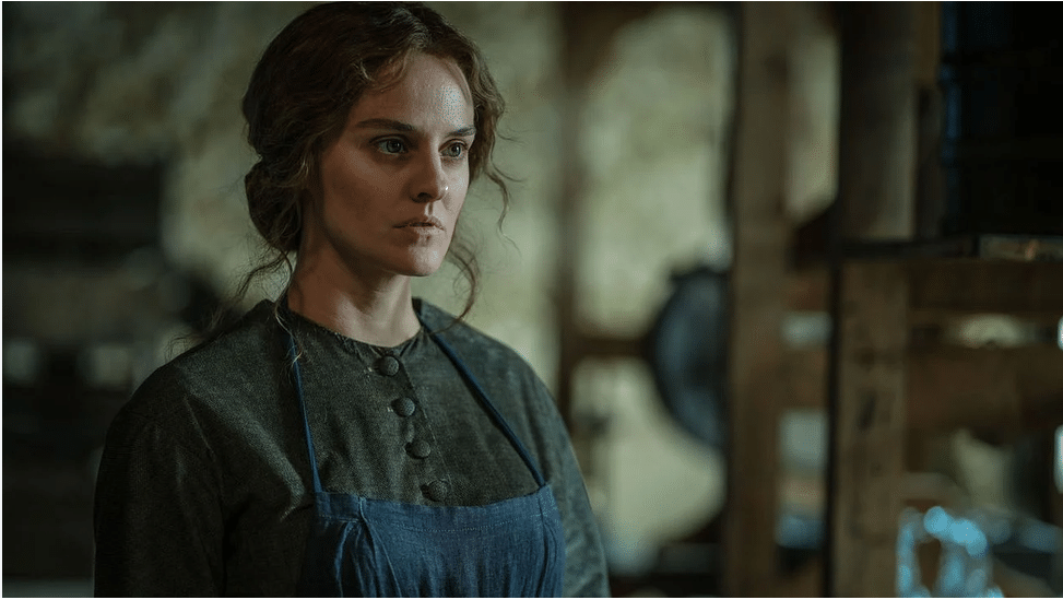 Fantine en costume d’ouvrière (robe et tablier).