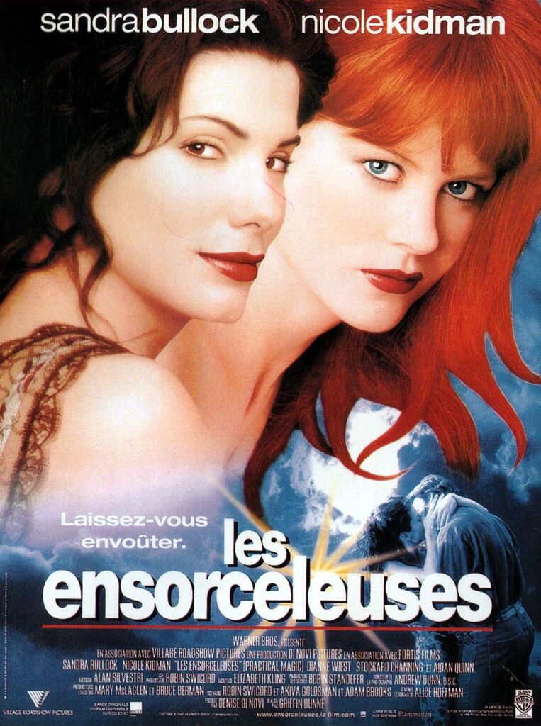 Affiche française du film Les Ensorceleuses (Practical Magic), réalisé par Griffin Dunne en 1998, représentant Sandra Bullock et Nicole Kidman en gros plan, avec une scène romantique fantastique en arrière-plan.
