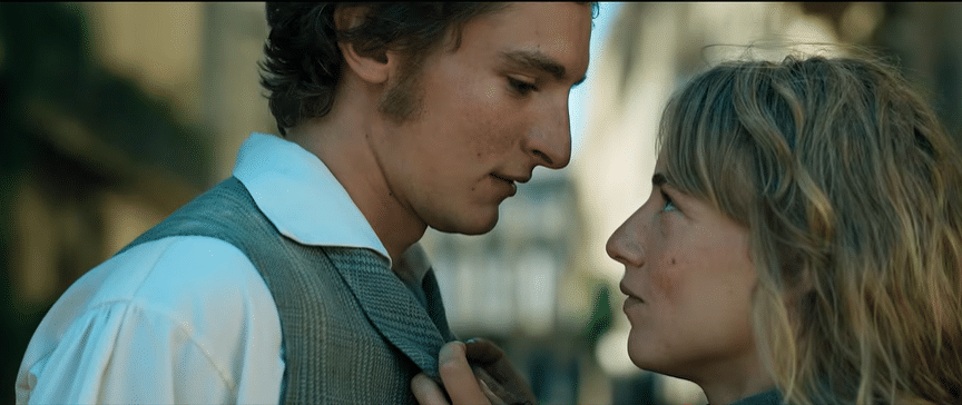 Scène romantique entre Marius et Cosette. Ils semblent sur le point de s’embrasser. Pour une fois, les acteurs choisis sont véritablement jeunes et beaux. Marius dans les films précédents était souvent trop vieux.