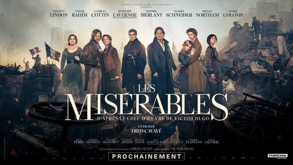 Affiche du film avec tous les personnages, et les barricades en arrière-plan.