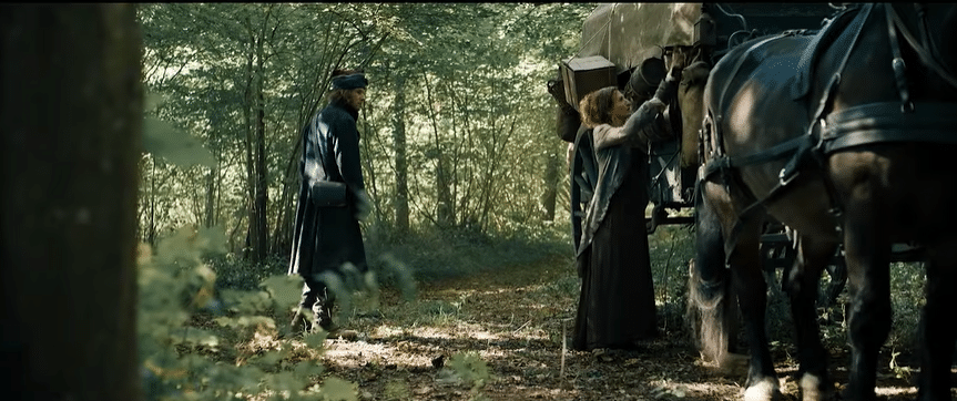 Les Thénardier dans la forêt à Waterloo. Monsieur Thénardier est en uniforme de sergent. Madame Thénardier porte une sorte de bandana.