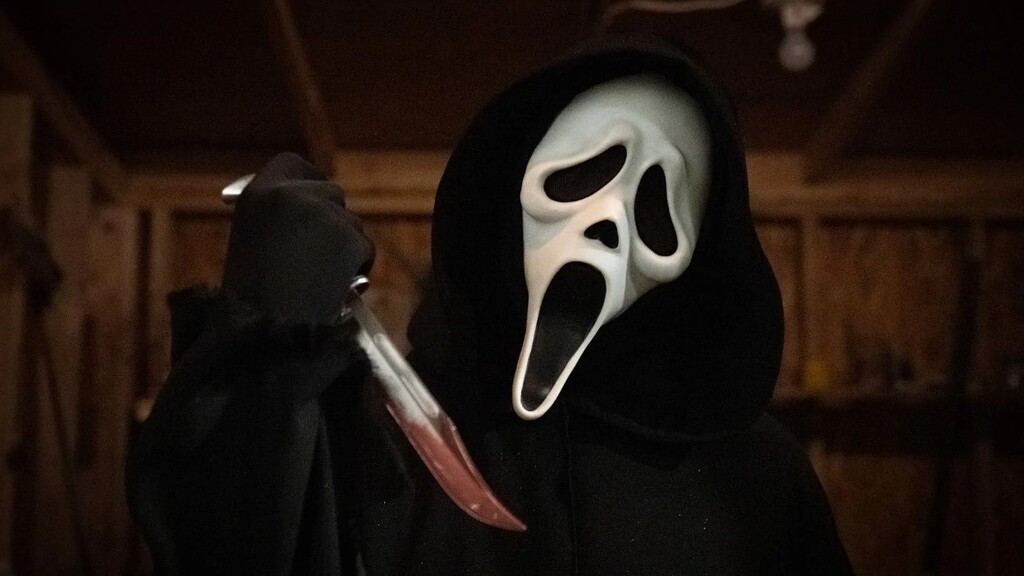 Ghostface brandissant un couteau ensanglanté